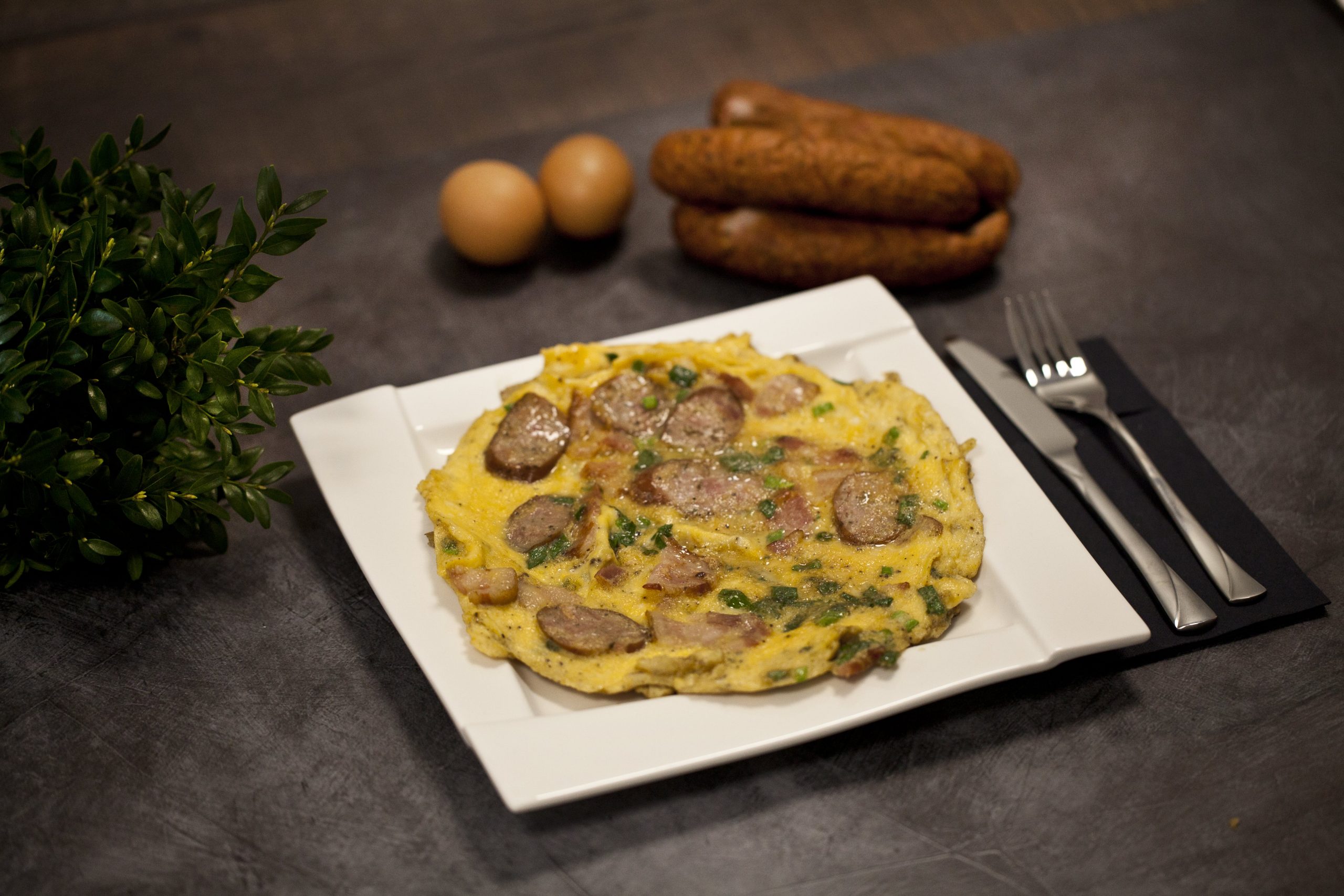 omlet-z-kielbasa-rydzynska-i-cebula-na-boczku-surowym-wedzonym